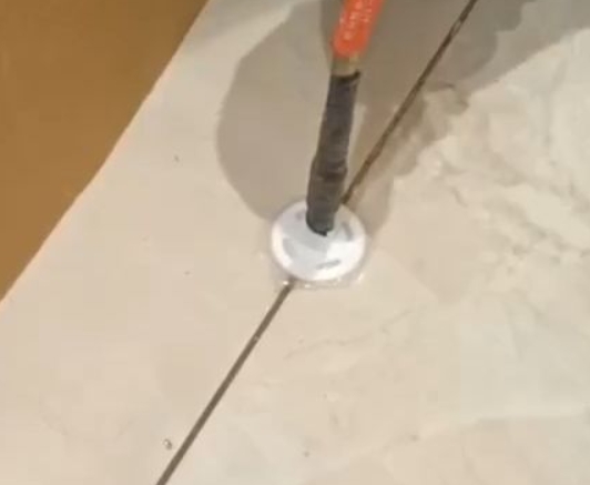 蠡县瓷砖空鼓维修公司专业解答瓷砖在铺贴过程中，如果没有涂抹均匀到位的粘结材料（如水泥砂浆或瓷砖胶），可能会导致以下问题