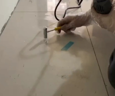蠡县瓷砖开裂维修公司专业分享瓷砖在铺贴前如果没有沥干水分，将会导致以下问题